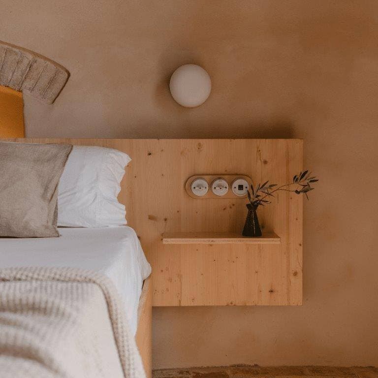 Prises et interrupteurs en porcelaine et bois + applique en verre dépoli — chambre