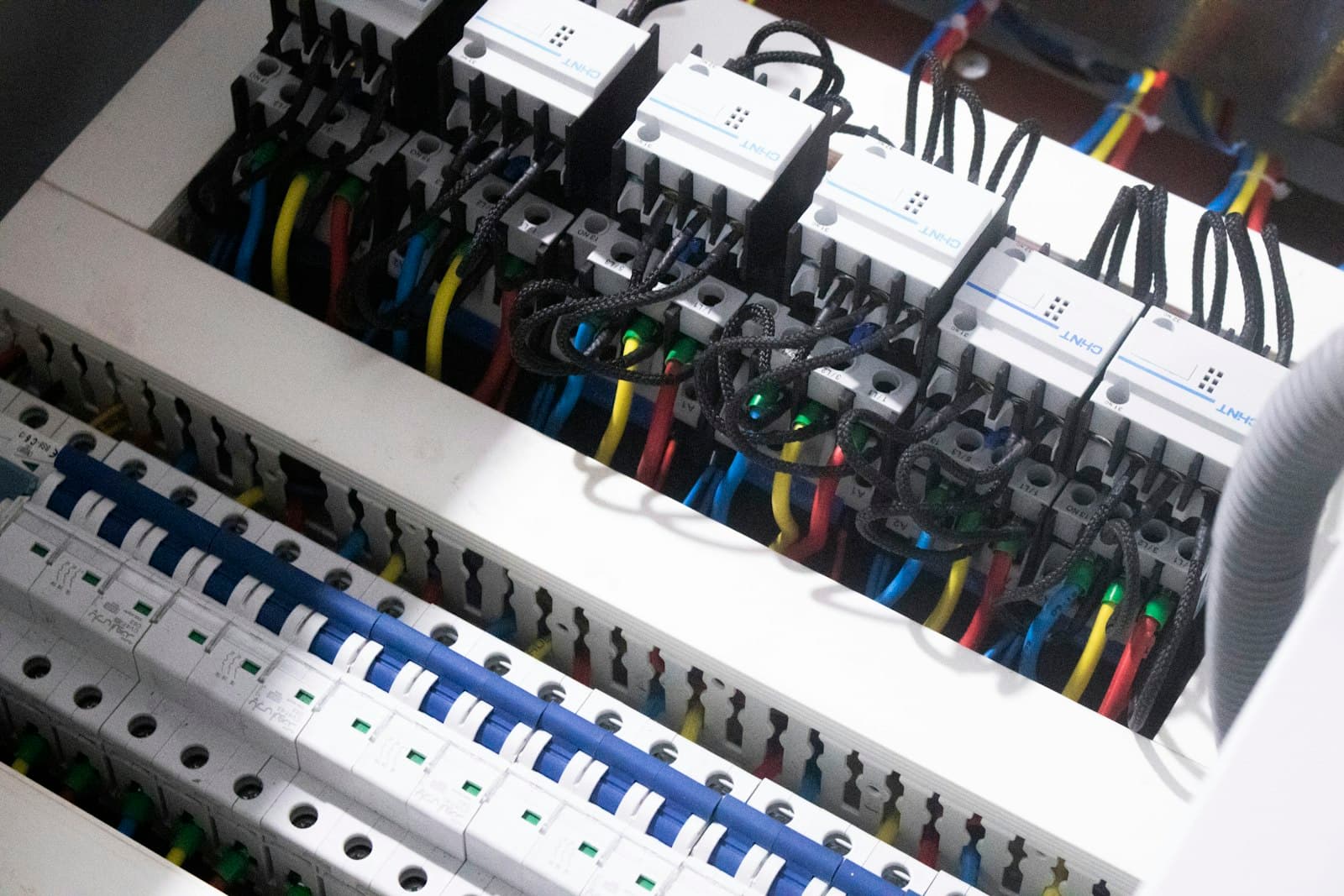 Tableau électrique modulaire rénové avec rangées de disjoncteurs
